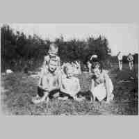 071-0162 Gretel Weinberg und Waltraut Kleist mit Berliner Kindern beim Baden in der Alle.jpg